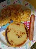 Huevo revuelto con salchicha y arepa