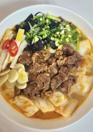 Hình của món Bánh Mướt Sốt Vang.
