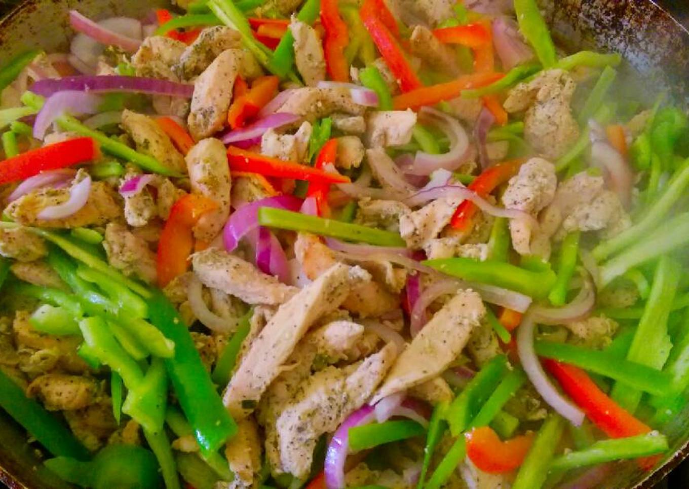 Pollo con pimientos y cebollas!