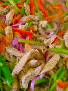 Una foto de Pollo con pimientos y cebollas!