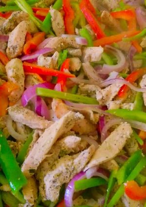 Una foto de Pollo con pimientos y cebollas!
