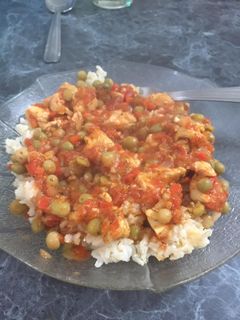 Una foto de Pollo rojo con alverjitas