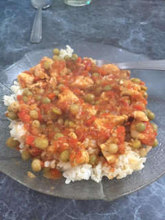 Una foto de Pollo rojo con alverjitas
