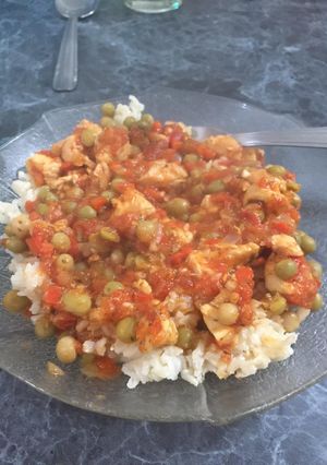 Una foto de Pollo rojo con alverjitas