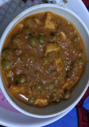A picture of Matar paneer masala.