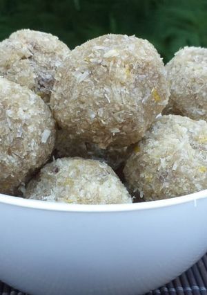 Una foto de Bomboncitos de coco, banana y limón (sin TACC y sin azúcar)