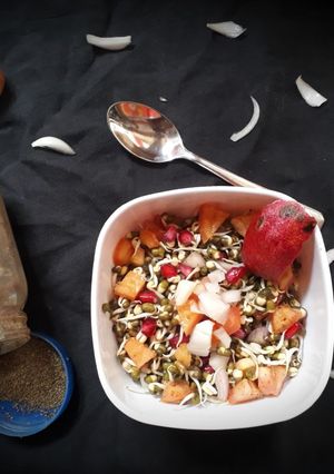 સ્પ્રાઉટ મગ સલાડ (Sprout Mag Salad Recipe In Gujarati) રેસીપી મુખ્ય ફોટો