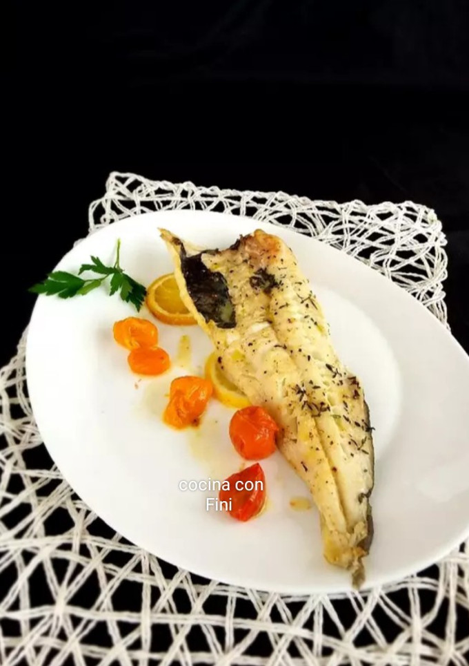 Una foto de Bacalao fresco al horno con tomates cherrys