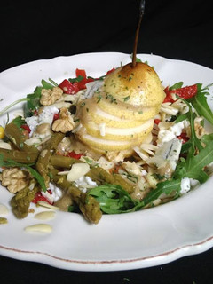 Foto de Pêra em salada com queijo gorgonzola, rúcula e espargos e muito mais.