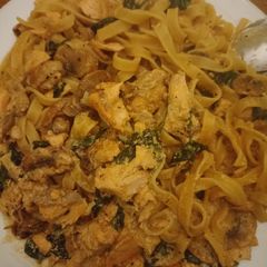 A picture of Tagliatelles with salmon.
