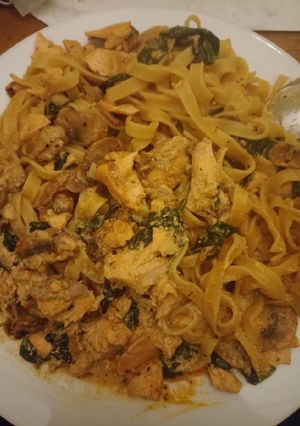 A picture of Tagliatelles with salmon.