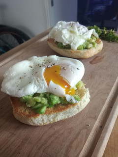 Una foto de Huevo pochado sobre tostada con palta