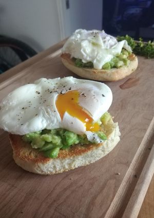 Una foto de Huevo pochado sobre tostada con palta