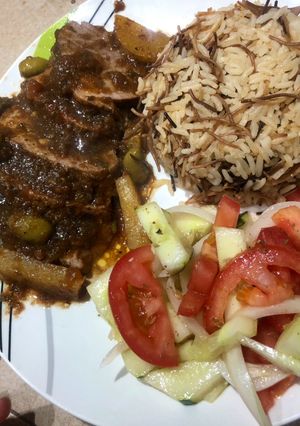 Una foto de Muchacho redondo muy rico 😋 (con arroz y ensalada.)