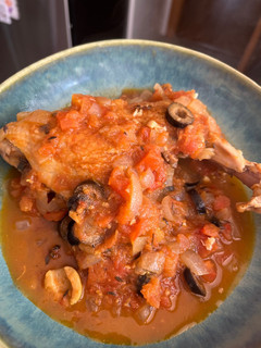 Una foto de Pollo con tomate y aceitunas