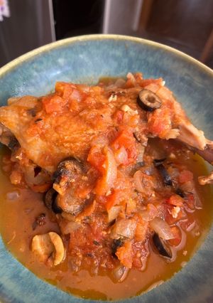 Una foto de Pollo con tomate y aceitunas