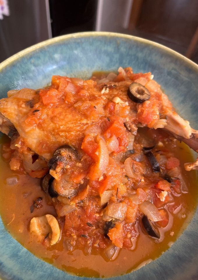 Una foto de Pollo con tomate y aceitunas