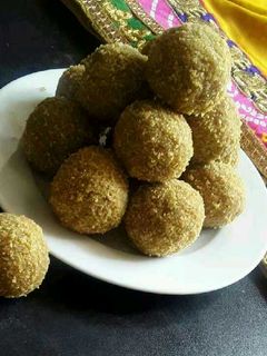 चूरमा के लड्डू (Churma ke laddu recipe in Hindi) रेसिपी मुख्य फोटो