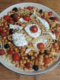 Una foto de Pasta, tomate cherry y garbanzos