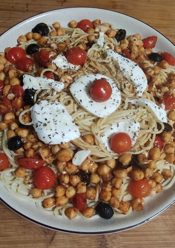 Una foto de Pasta, tomate cherry y garbanzos