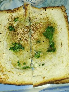 चीज़ गार्लिक ब्रेड (Cheese garlic bread recipe in hindi) रेसिपी मुख्य फोटो