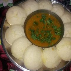 A picture of Rawa idli.