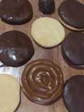 Alfajores de chocolate con maní, rocklets y yoyo