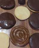 Alfajores de chocolate con maní, rocklets y yoyo