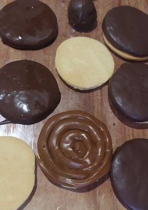 Una foto de Alfajores de chocolate con maní, rocklets y yoyo