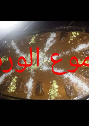 صورة لوصفة كيكة الدخن محشوة بالتمر ومزينه بالتوفي
