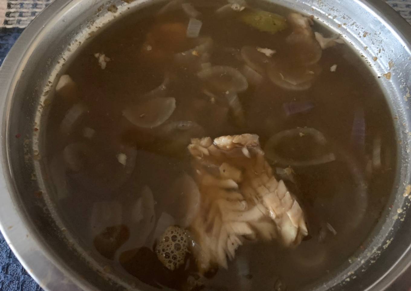 Sopa de pescado y cebollas cocidas