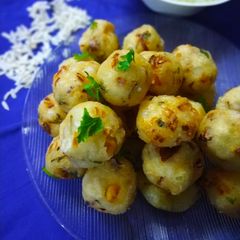 A picture of Poha sabhudana bonda.