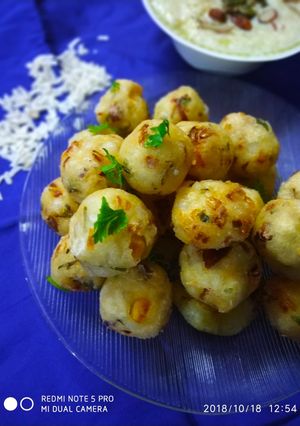 A picture of Poha sabhudana bonda.