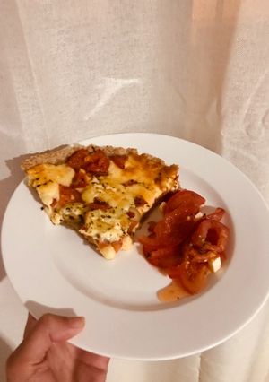 Una foto de Tarta de queso, tomate y aceitunas con masa integral