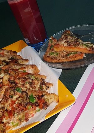 A picture of Tawa bread pizza.