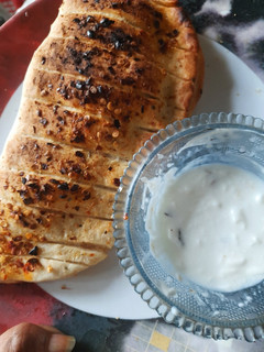 चीजी गार्लिक ब्रेड(Cheese garlic bread recipe in hindi) रेसिपी मुख्य फोटो