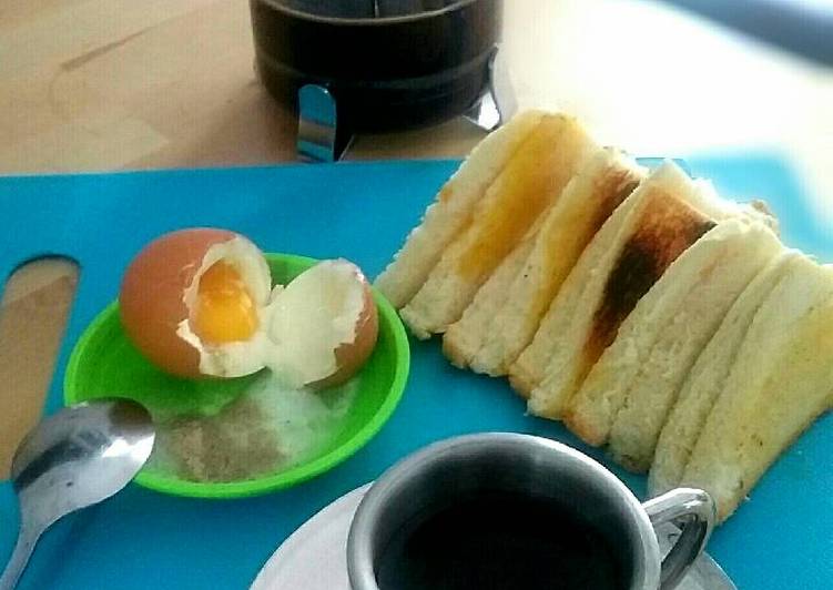 Singapore Breakfast (kaya toast, boiled egg, kopi O)