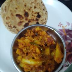 A picture of Aloo sabji with roti.