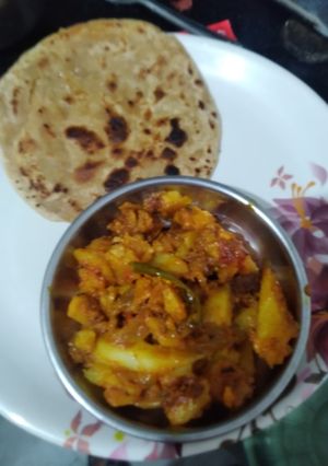 A picture of Aloo sabji with roti.