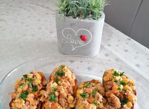 O poză a rețetei Cartofi dulci cu ton, ceapă roșie și porumb.