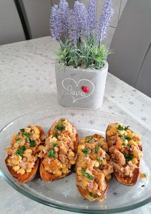 O poză a rețetei Cartofi dulci cu ton, ceapă roșie și porumb.