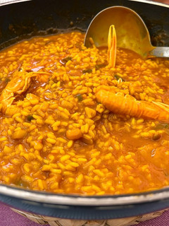Una foto de Arroz caldoso de cigalas y calamar 🦑