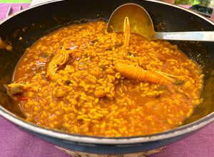 Una foto de Arroz caldoso de cigalas y calamar 🦑