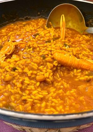 Una foto de Arroz caldoso de cigalas y calamar 🦑