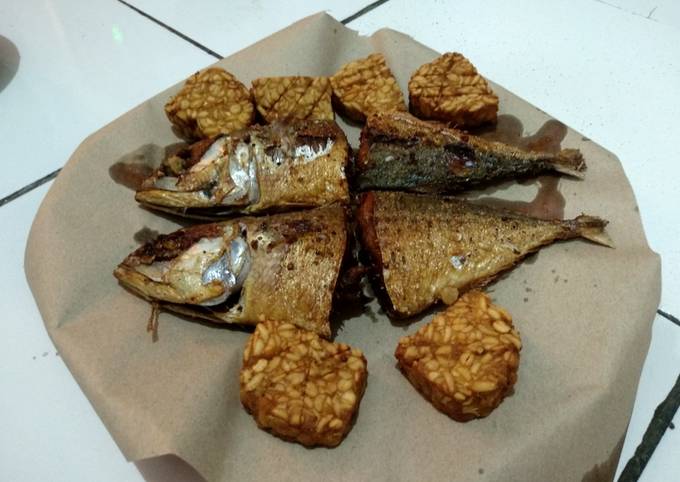 Ikan dan Tempe Goreng Bumbu Racik Tempe