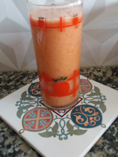 Una foto de Licuado frutillas, duraznos y banana!!