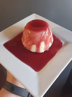 Una foto de Sémola con leche y salsa de vino sin azúcar