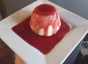 Una foto de Sémola con leche y salsa de vino sin azúcar