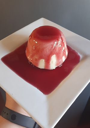 Una foto de Sémola con leche y salsa de vino sin azúcar