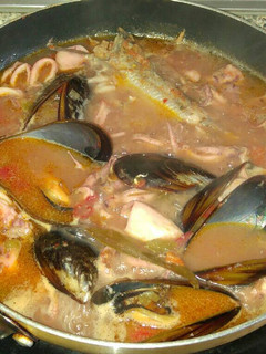 Una foto de Caldereta de calamares y mejillones